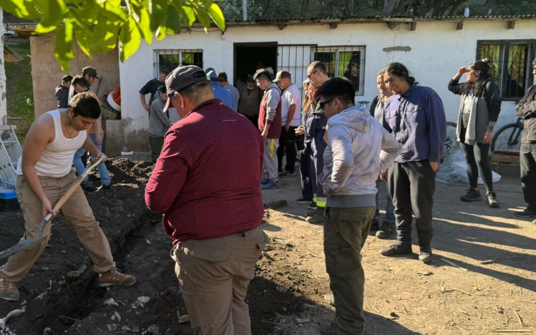Continúa la capacitación en auxiliar de gasista con la instalación de cañerías y equipos en la casa de una vecina