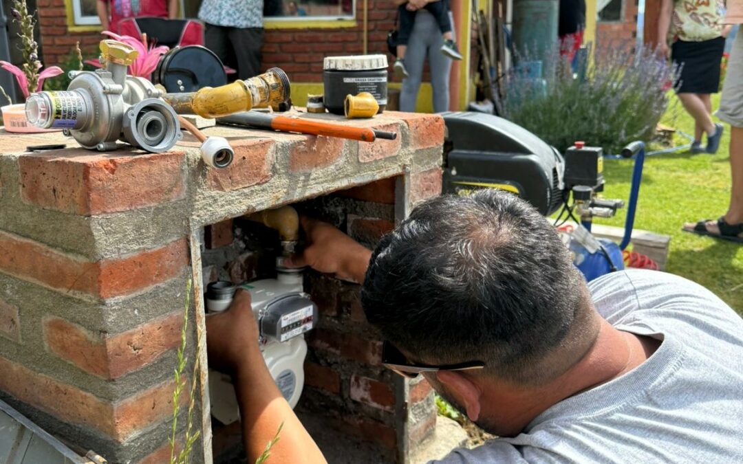 Tras seis años de espera, se concretó la primera conexión de gas domiciliario en Esquel