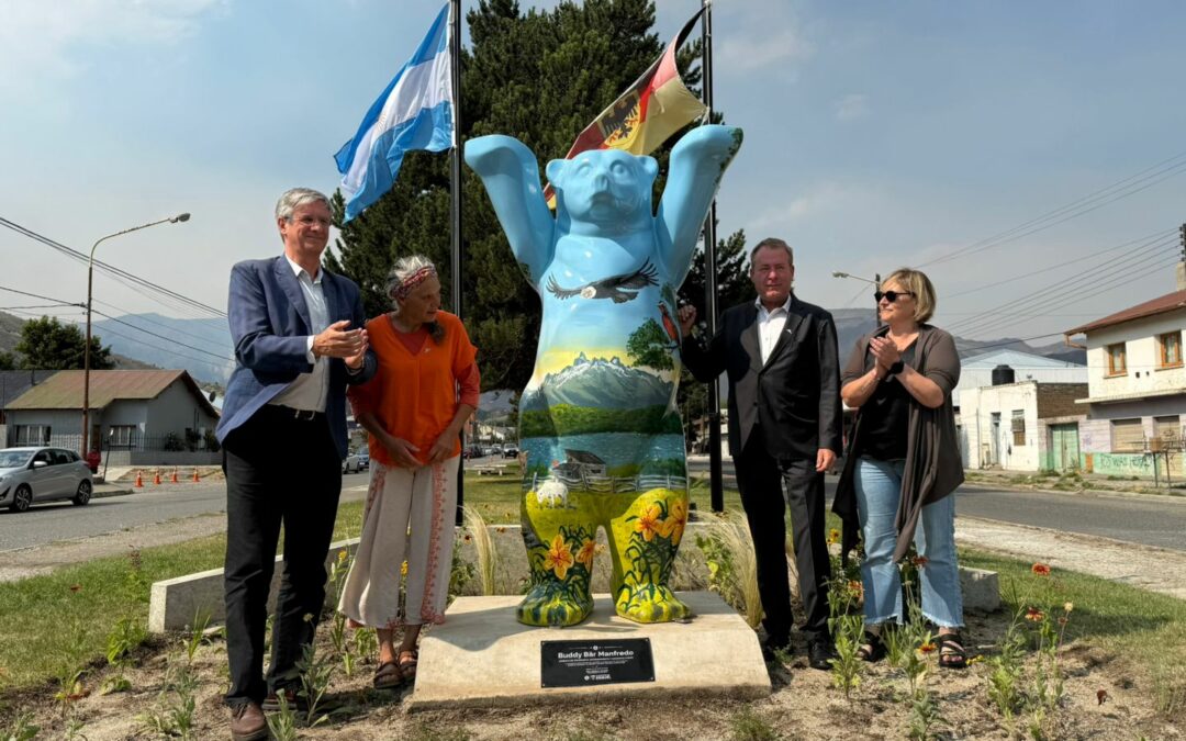 Esquel inauguró la Plazoleta Alemana y el Buddy Bär “Manfredo”