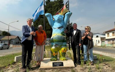 Esquel inauguró la Plazoleta Alemana y el Buddy Bär “Manfredo”