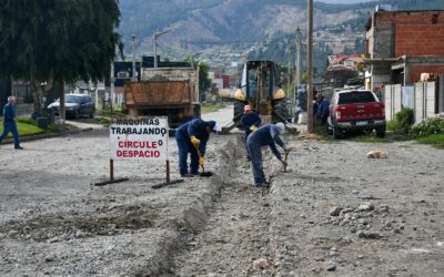Obras en tu barrio: comenzó en la calle Darwin la obra de 13 cuadras de cordón cuneta