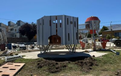 Esquel: comenzó la instalación de los juegos temáticos en la Plaza del Cielo