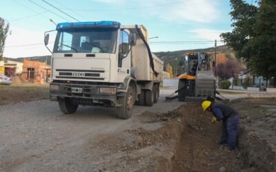 Esquel avanza con el plan municipal de infraestructura vial: continúan las obras de cordones cuneta en el barrio Güemes