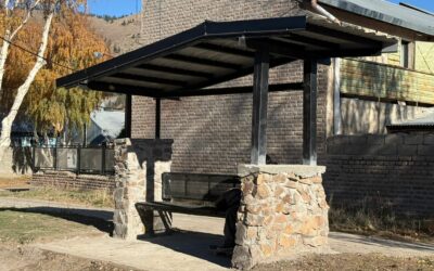 Esquel: El municipio continúa con la construcción de nuevas garitas para la espera del transporte urbano
