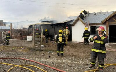Esquel: El municipio dispuso un operativo de asistencia a la familia damnificada por el incendio en el barrio Lennart Englund