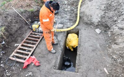 La Municipalidad de Esquel intensificó la limpieza de cámaras pluviales ante posibles lluvias y nevadas