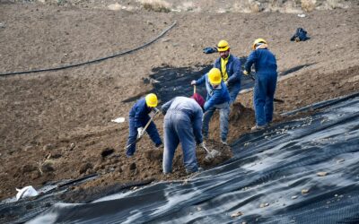 El municipio de Esquel avanza con el nuevo módulo del GIRSU: colocan la membrana protectora en la etapa final de la obra