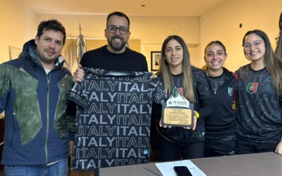 Taccetta entregó un reconocimiento a Italy Futsal por su histórica participación en la Liga de Honor